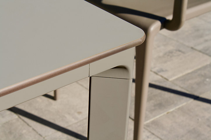 Table de jardin Meet en aluminium coloris taupe L.120 x l.90 x H.73 cm