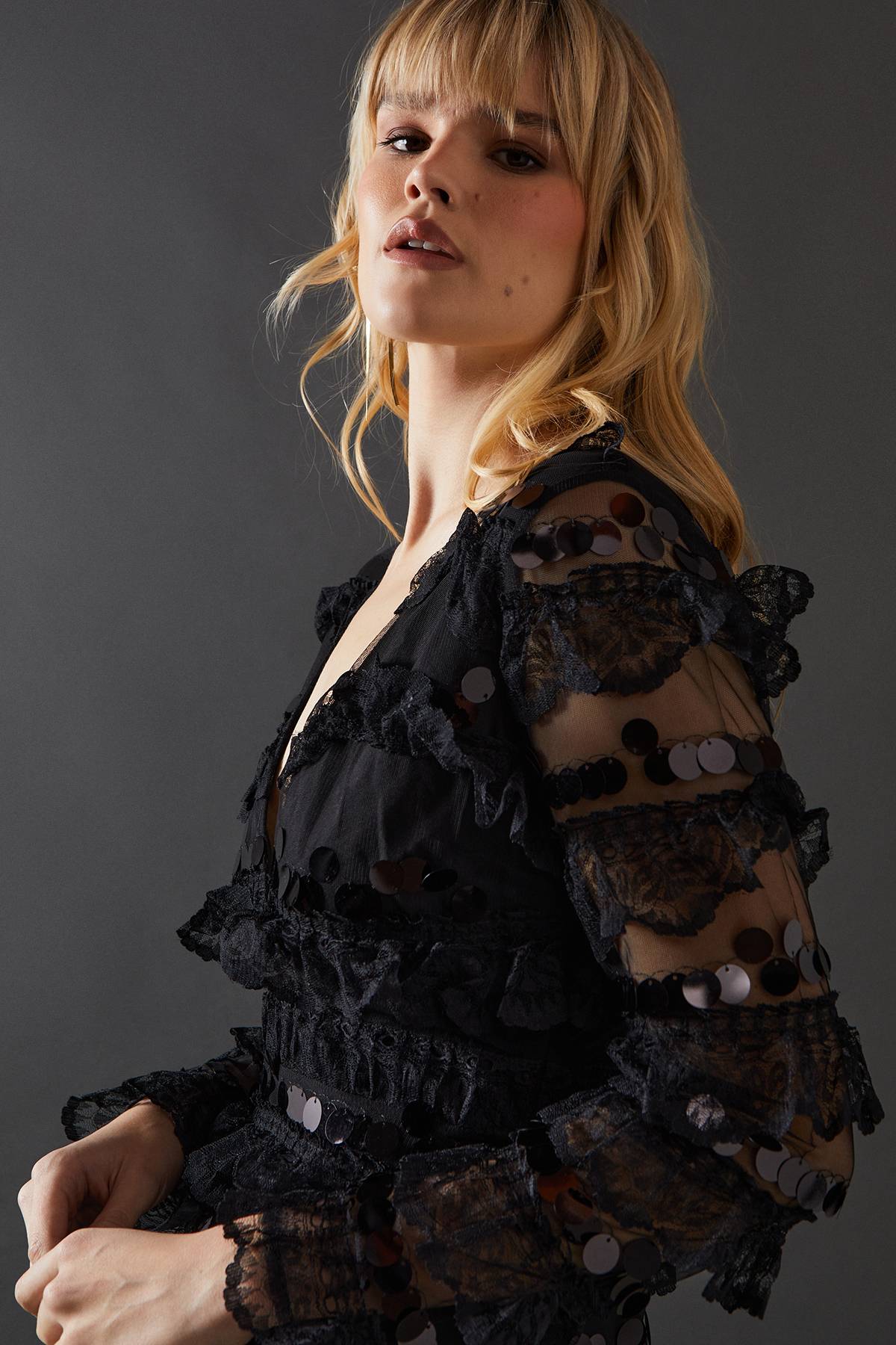 Warehouse Robe Maxi Premium à Décolleté Plongeant avec Dentelle Paillettes et Volants Étagés