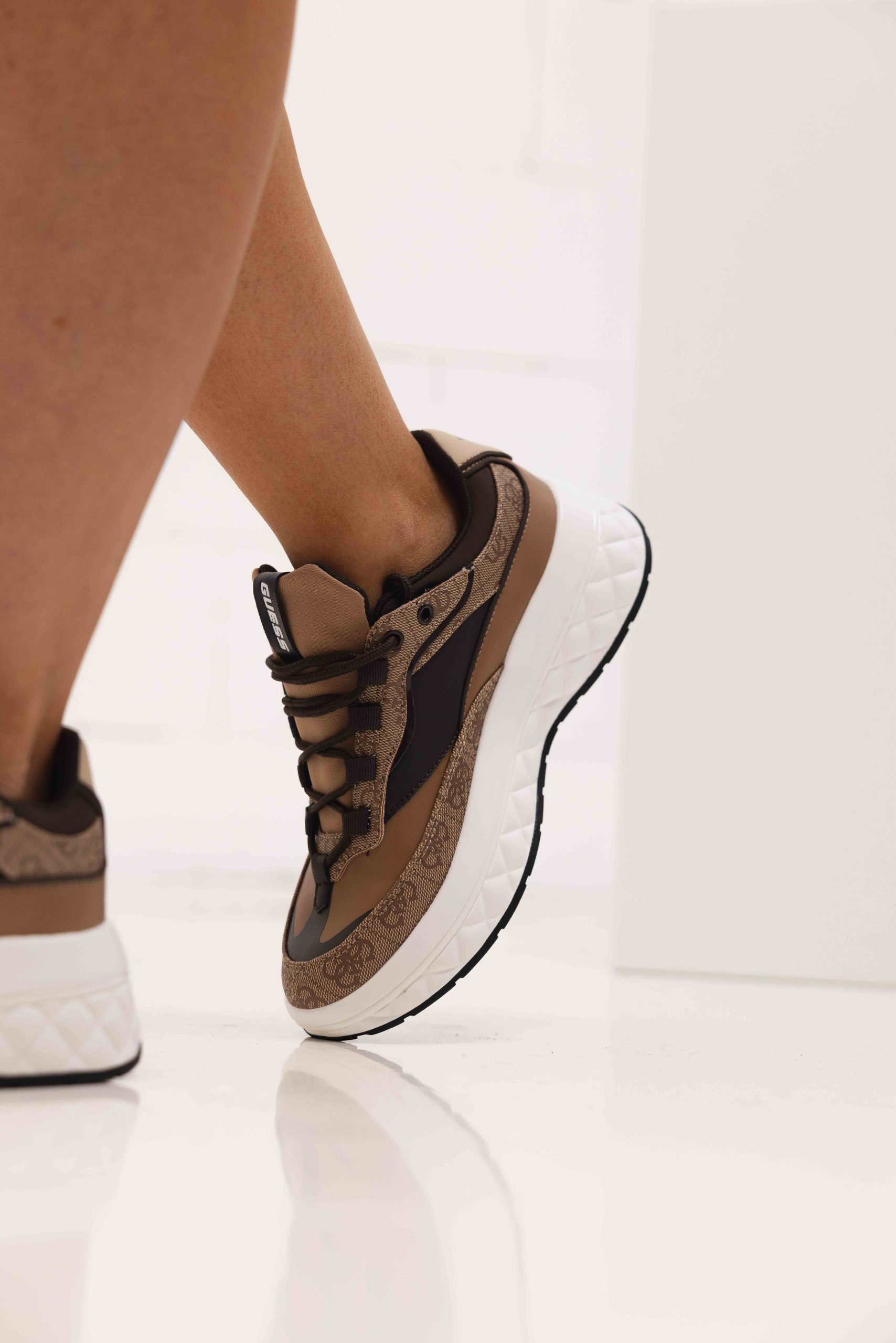 Guess Low Sneakers Dames Bruin