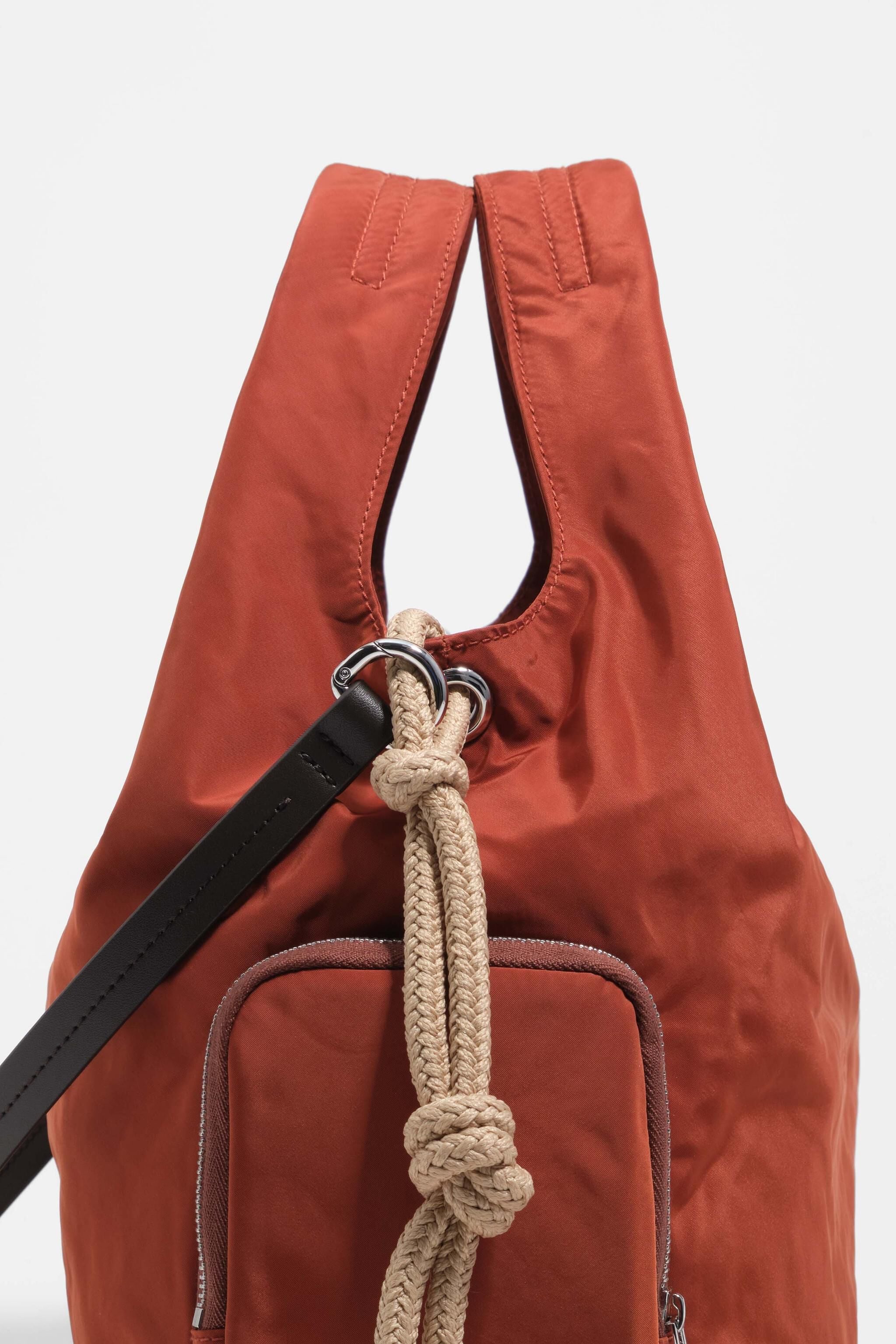 Bolsa de mão média em náilon cor ferrugem