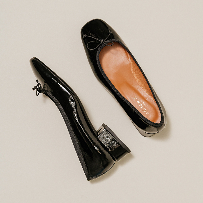Ballerines à talons et bouts carrés  en vernis plissé noir