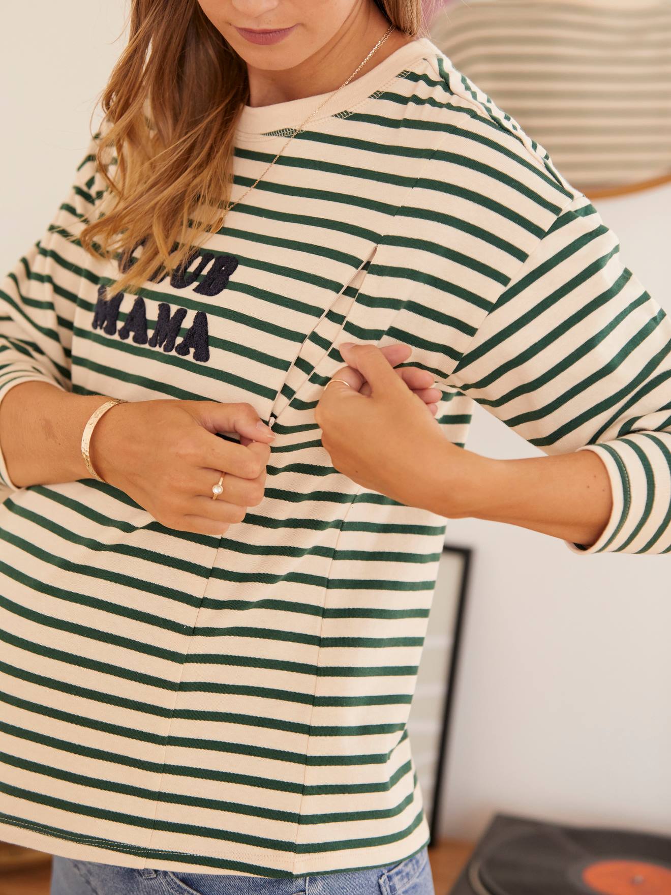 Camiseta listrada verde-média estilo marinheiro para gestantes e lactantes.