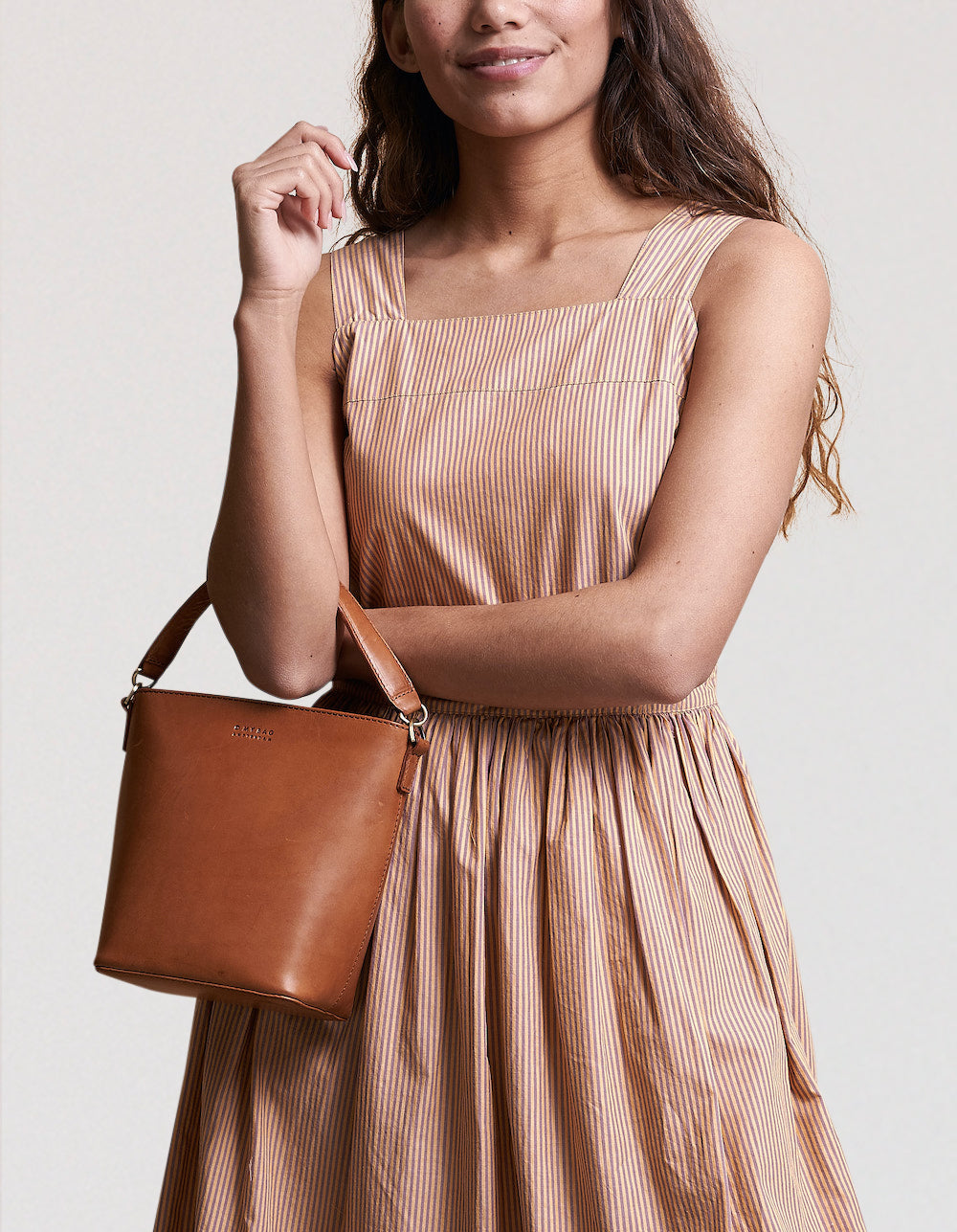 Bobbi Bucket Bag Midi - Cognac Classic Leather