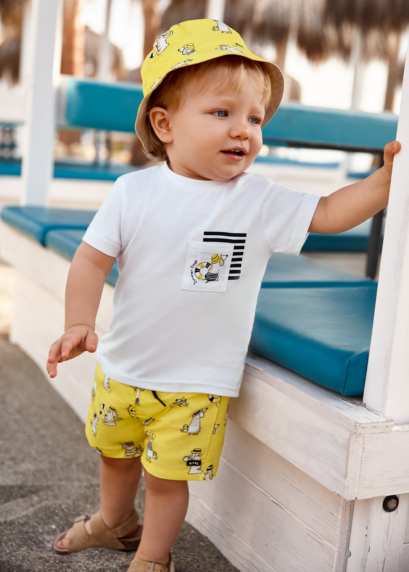 Conjunto de duas peças com camiseta e maiô para bebê
