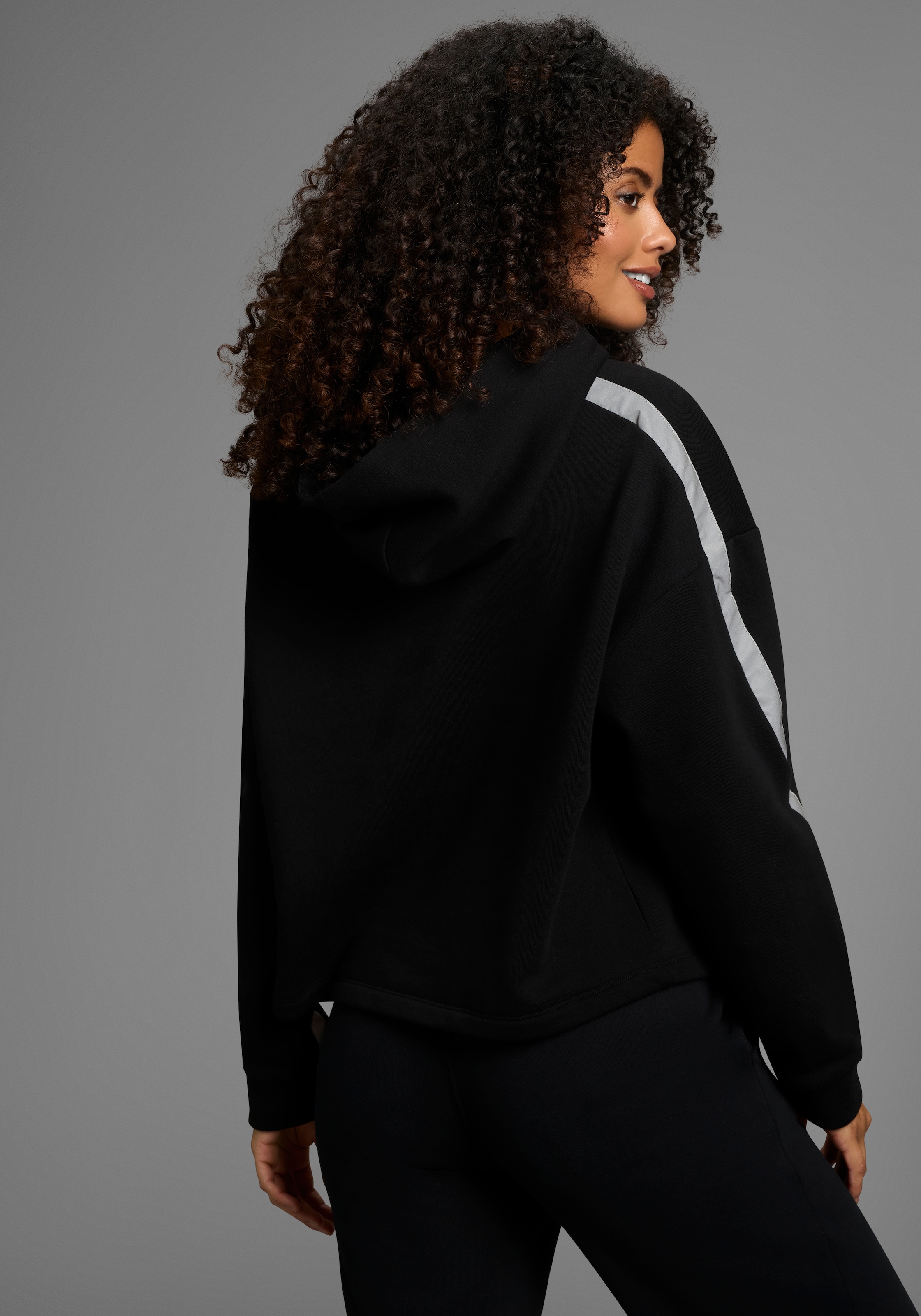 FAYN SPORTS Kapuzensweatshirt , Weiches oversized Sweatshirt mit Reflektorstreifen und Kapuze.