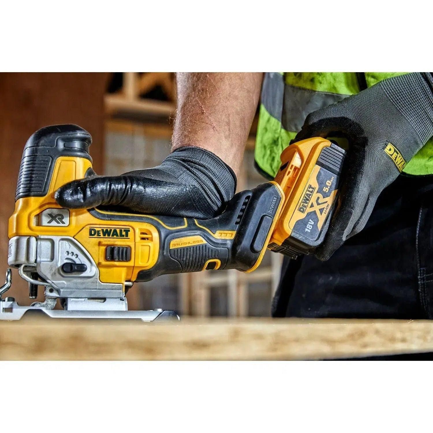 DeWALT DCS335NT Accu decoupeerzaag 18V XR Basic Body in TSTAK