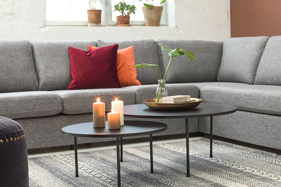Max sofa 3-seter med hjørne og åpen ende høyre i tekstil Rocco 281 mørk grå og med sorte ben