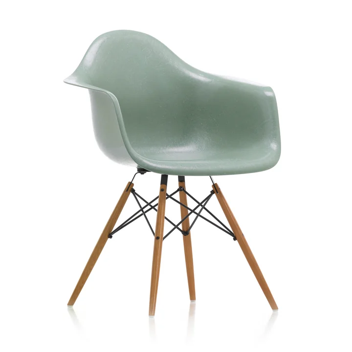 Vitra - Eames Fiberglass Armchair DAW, Esche honigfarben / Eames sea foam green (Filzgleiter weiss)