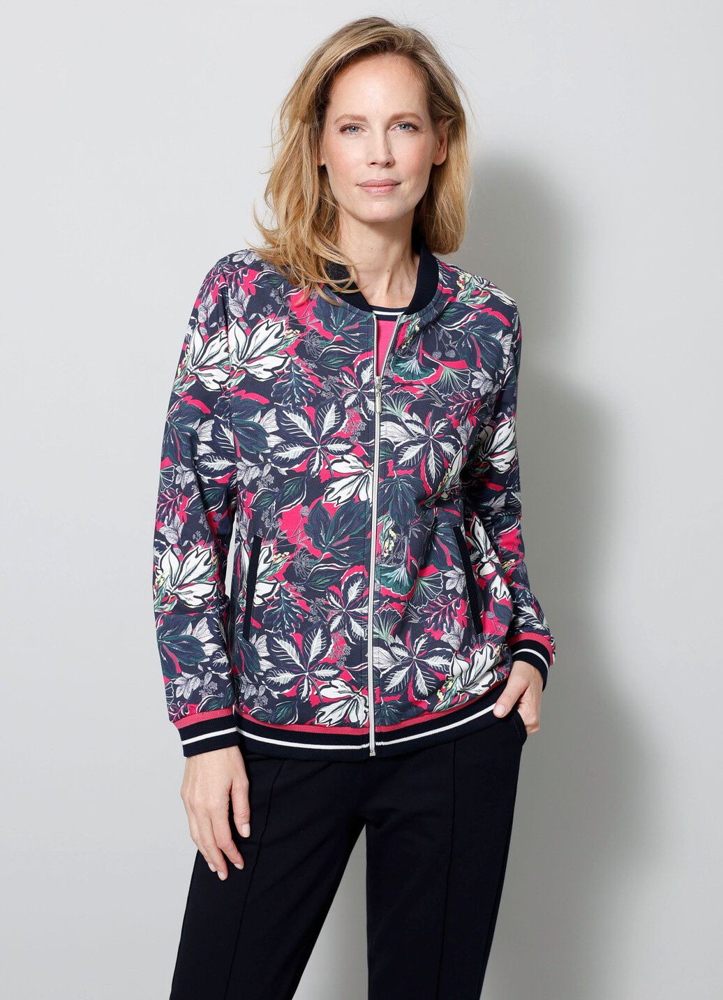 Sweatjacke mit seitlichen Eingrifftaschen