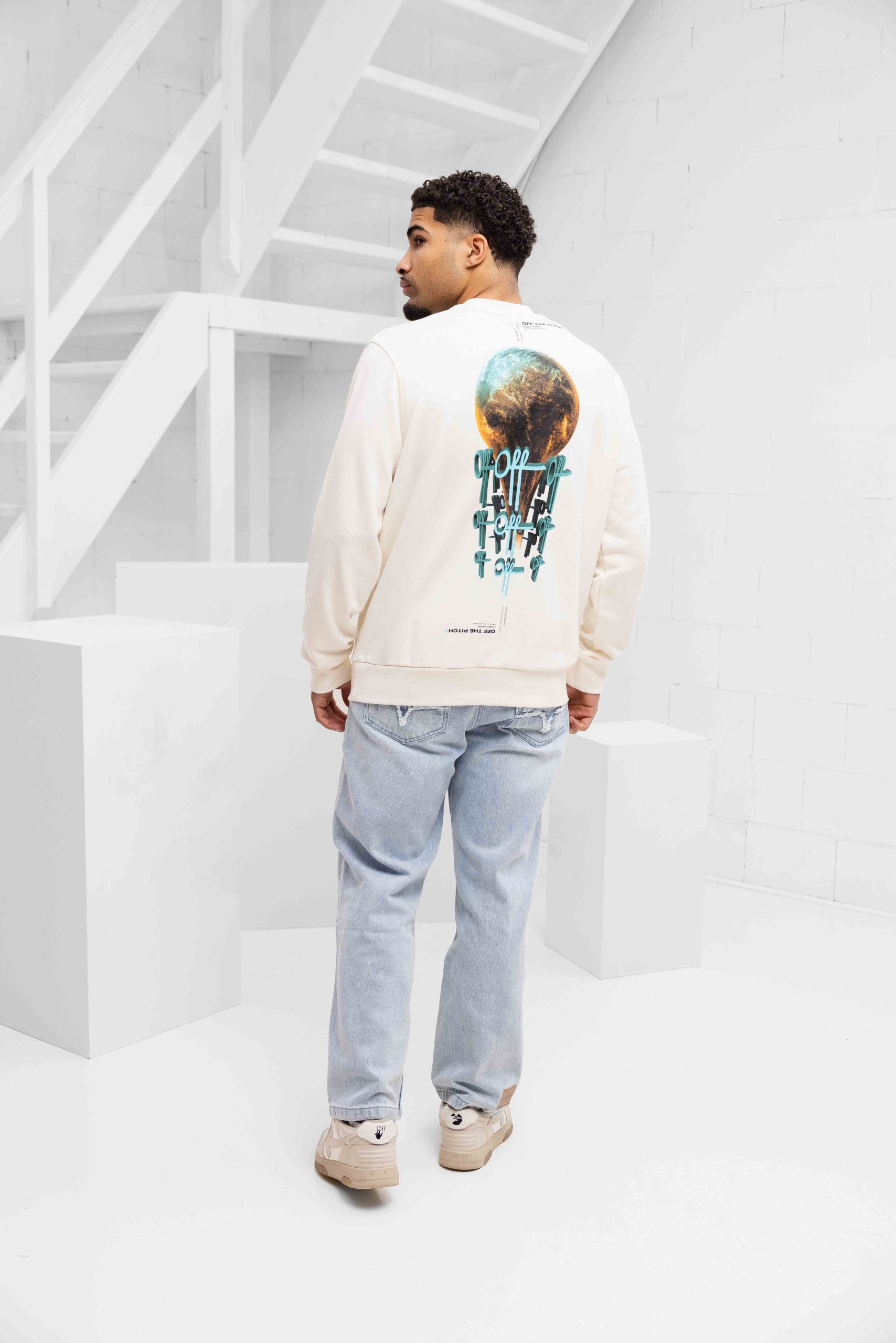 Off The Pitch World Crewneck Heren Gebroken Wit