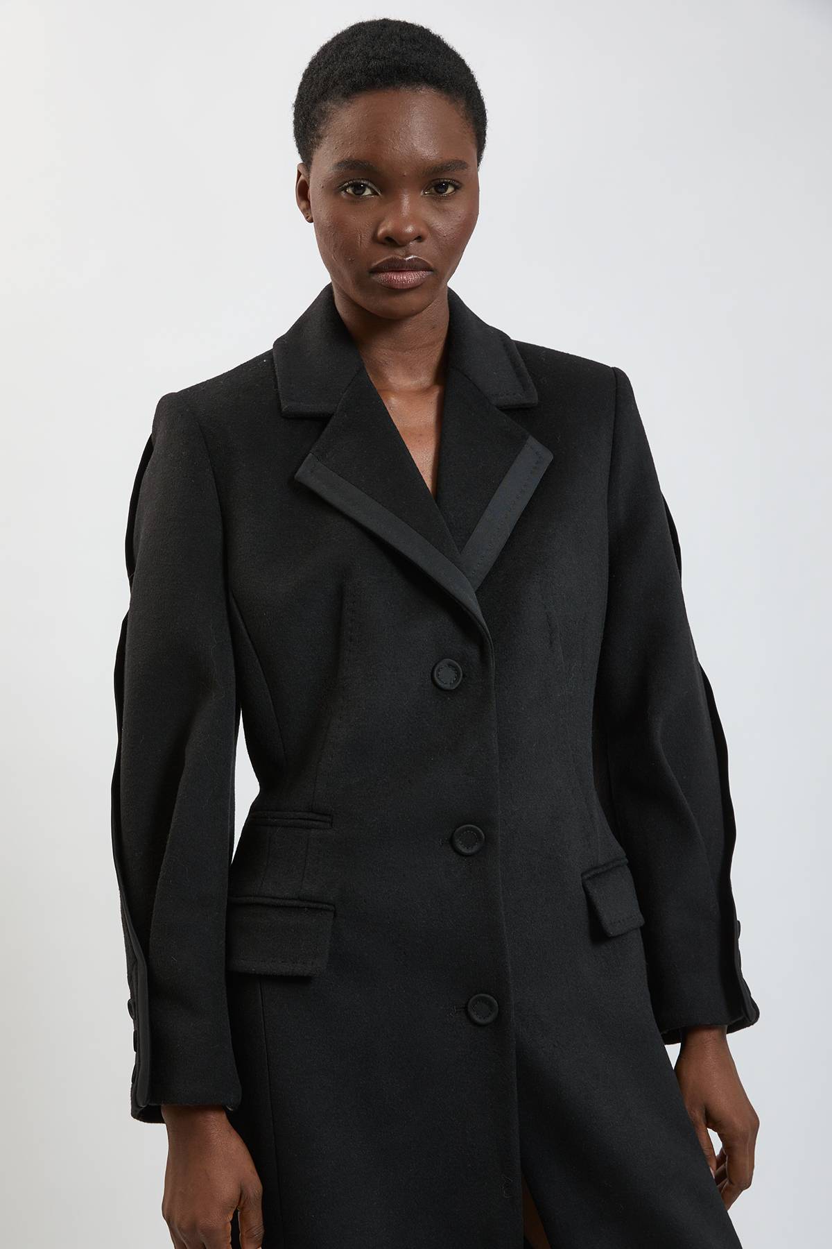 KarenMillen Manteau Mi-long Ajusté En Laine Avec Jupe Ample Et Détails En Satin