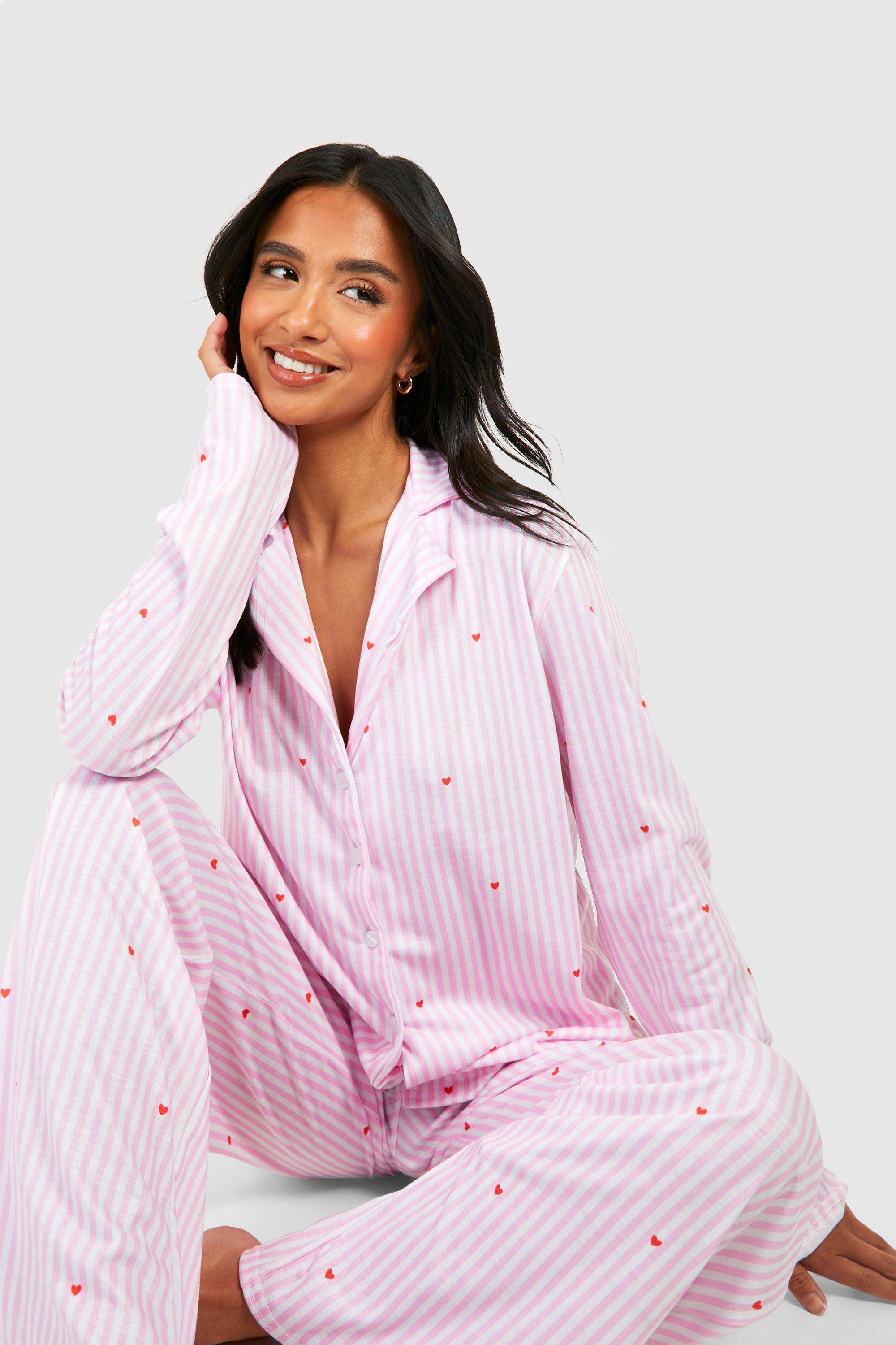 boohoo Petite Collection Pyjama: Chemise à Rayures Fines Imprimée Cœur à Manches Longues & Pantalon