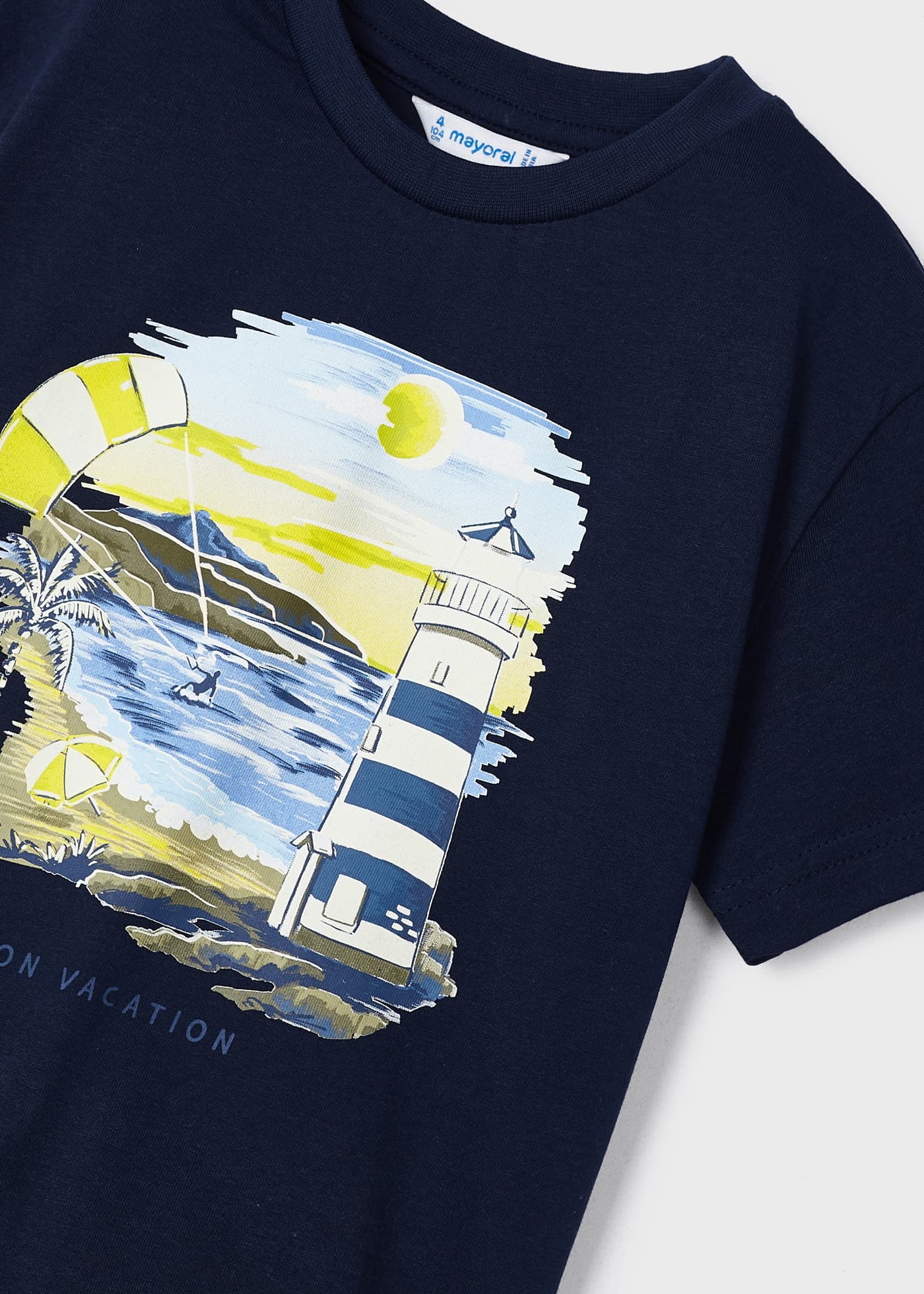 Camiseta infantil com estampa interativa, feita de algodão sustentável.
