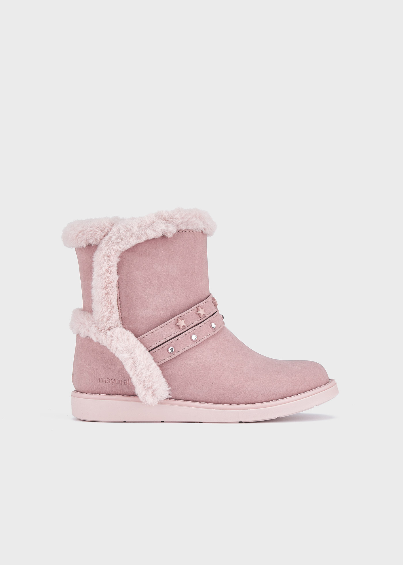Botas de cano curto com forro e tachas para meninas