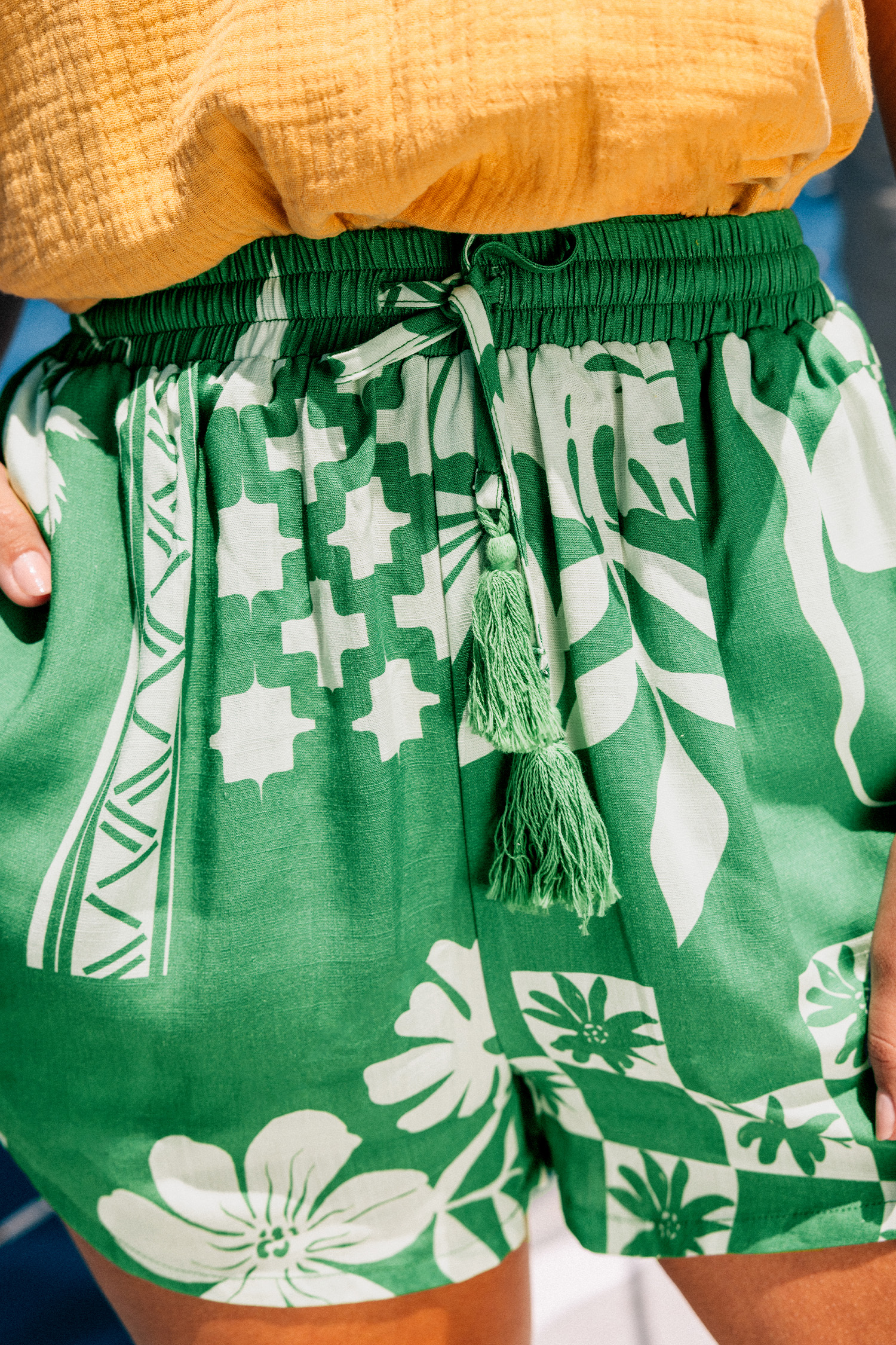 Short avec jambes larges à nouer avec glands tropical