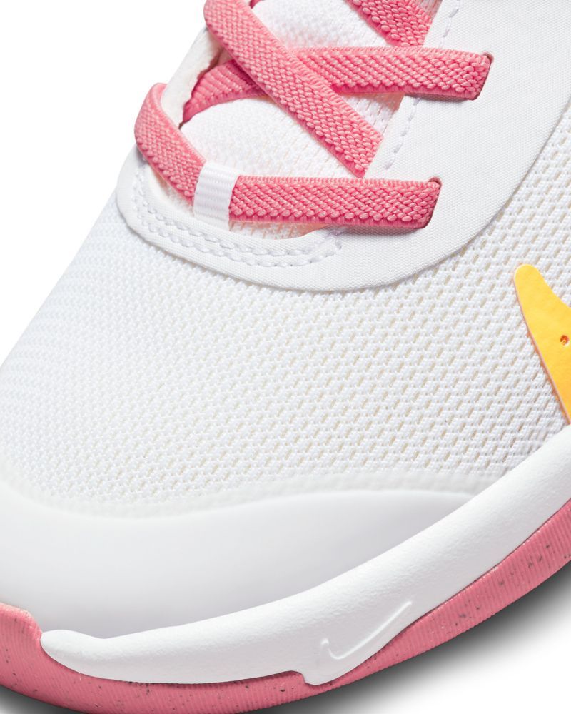 Chaussures Nike Omni Multi-Court Blanc & Rose pour enfant