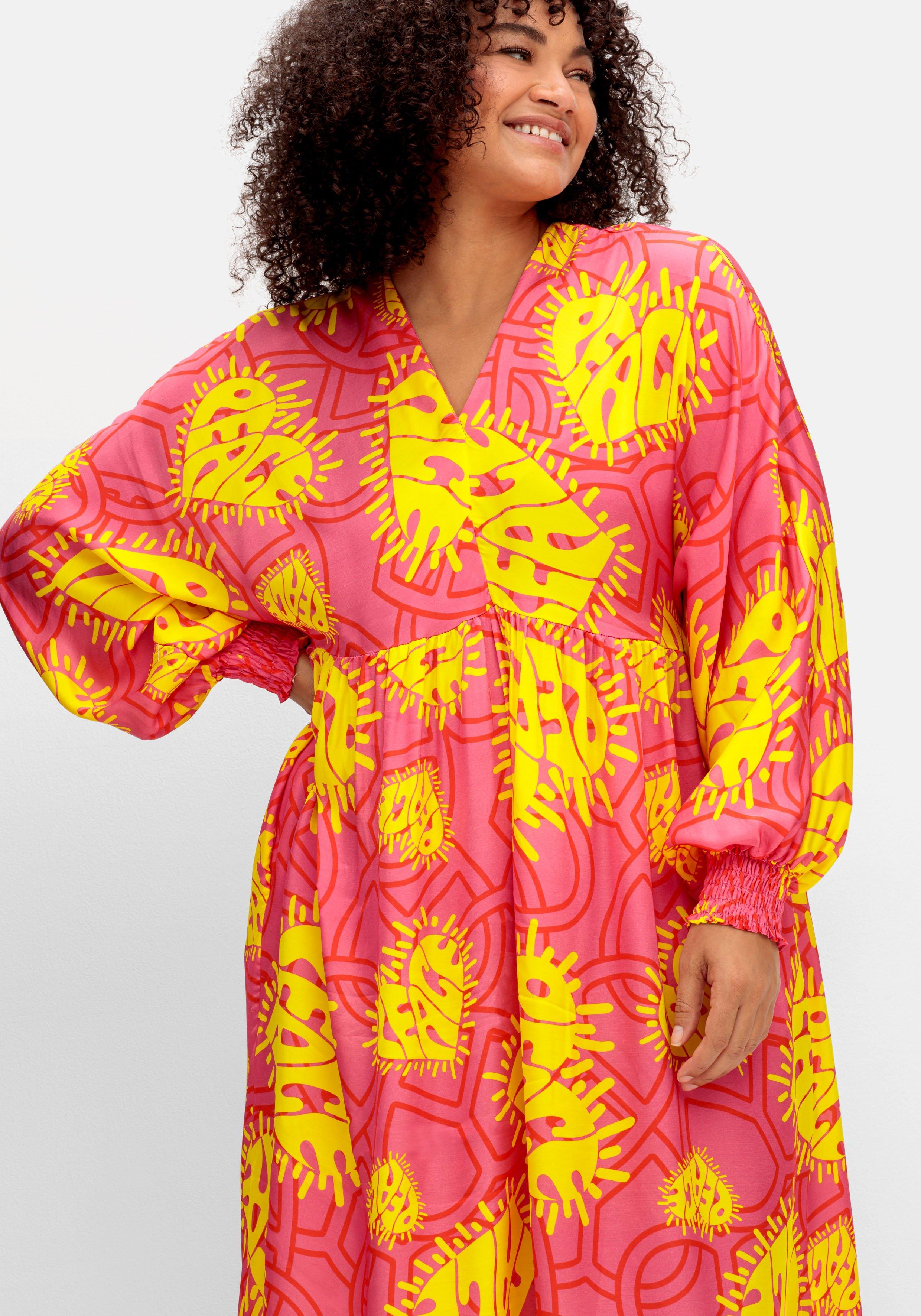 Maxikleid mit Alloverprint und V-Ausschnitt