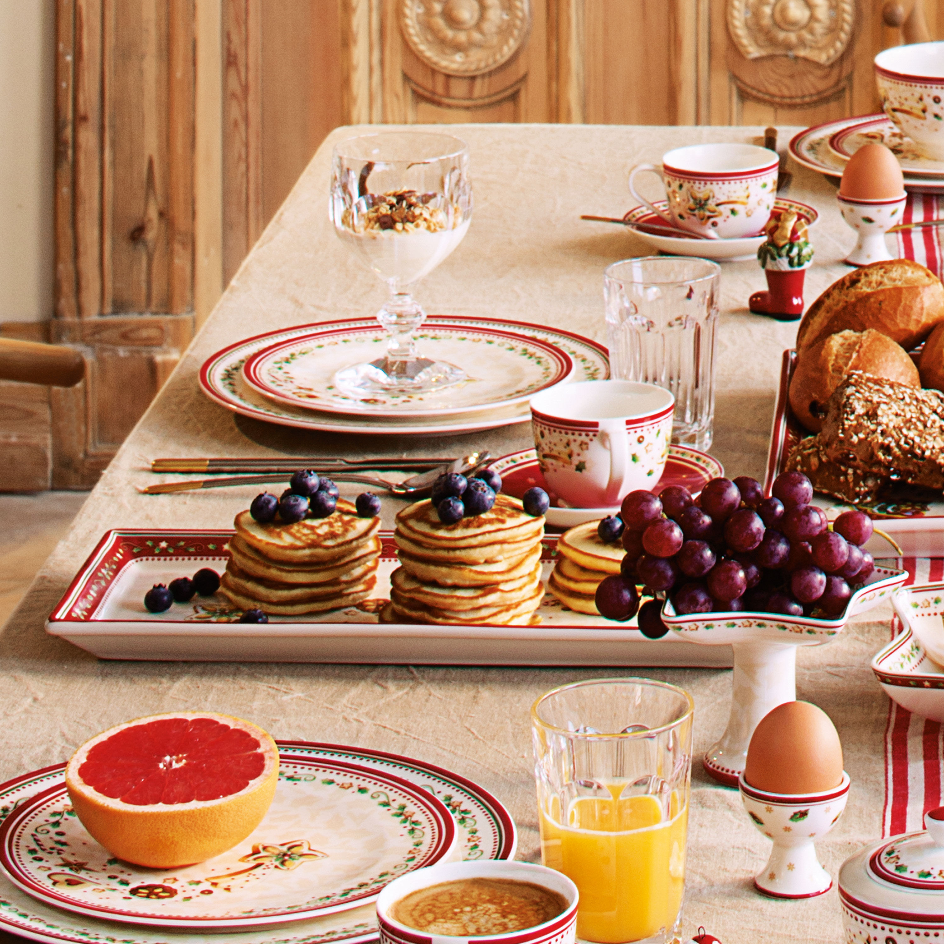 Winter Bakery Delight Cake plate Red, 15.7'' x 6.9'', Premium Porcelain
