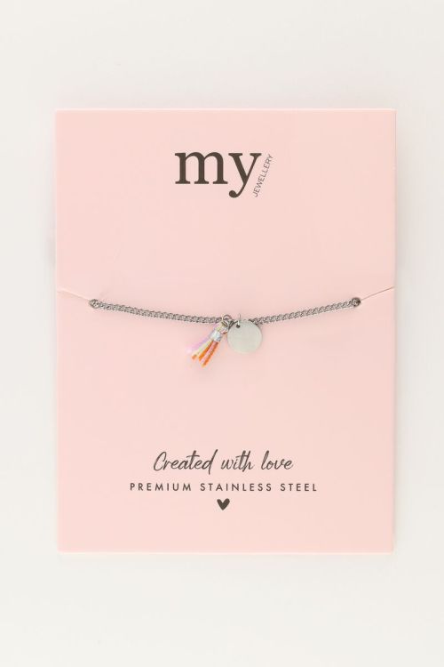 Minimalistische armband met munt en gekleurd kwastje