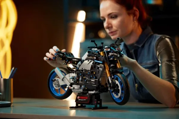 LEGO Technic 42159 Yamaha MT-10 SP