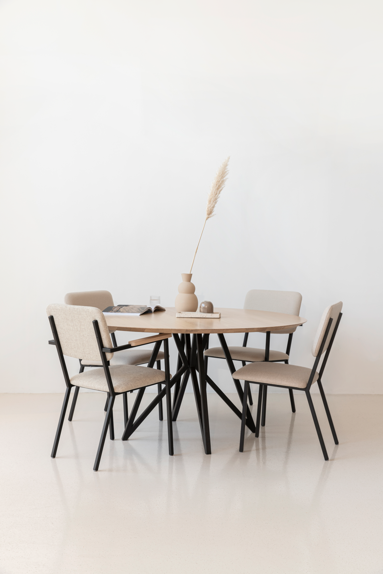 Studio HENK tafel Butterfly Rond Quadpod - wit frame, HPL Fenix bianco kos ⌀140 | HPL Fenix Bianco Kos | Verjongde Rand | Frame Zwart