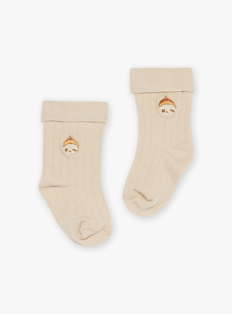 Body caramel, salopette écrue et chaussettes beiges