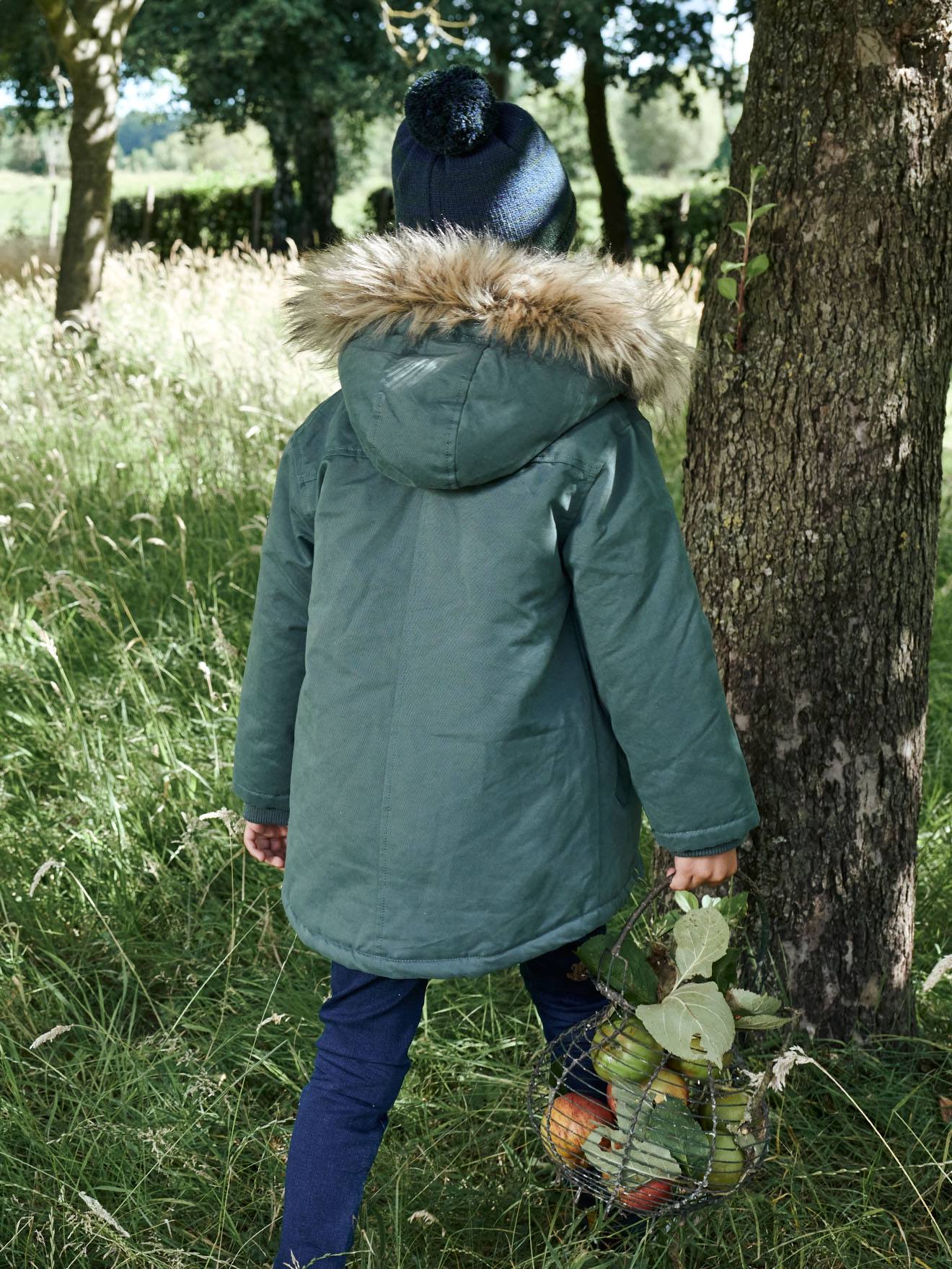 Parka com capuz e forro de sherpa, enchimento de poliéster reciclado, verde médio liso com motivos para meninos