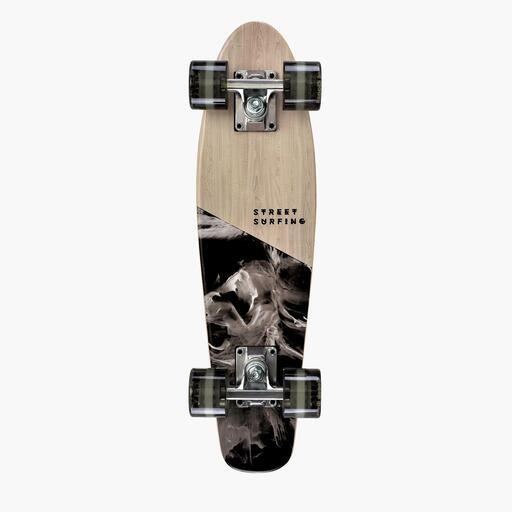 Penny surfando na rua