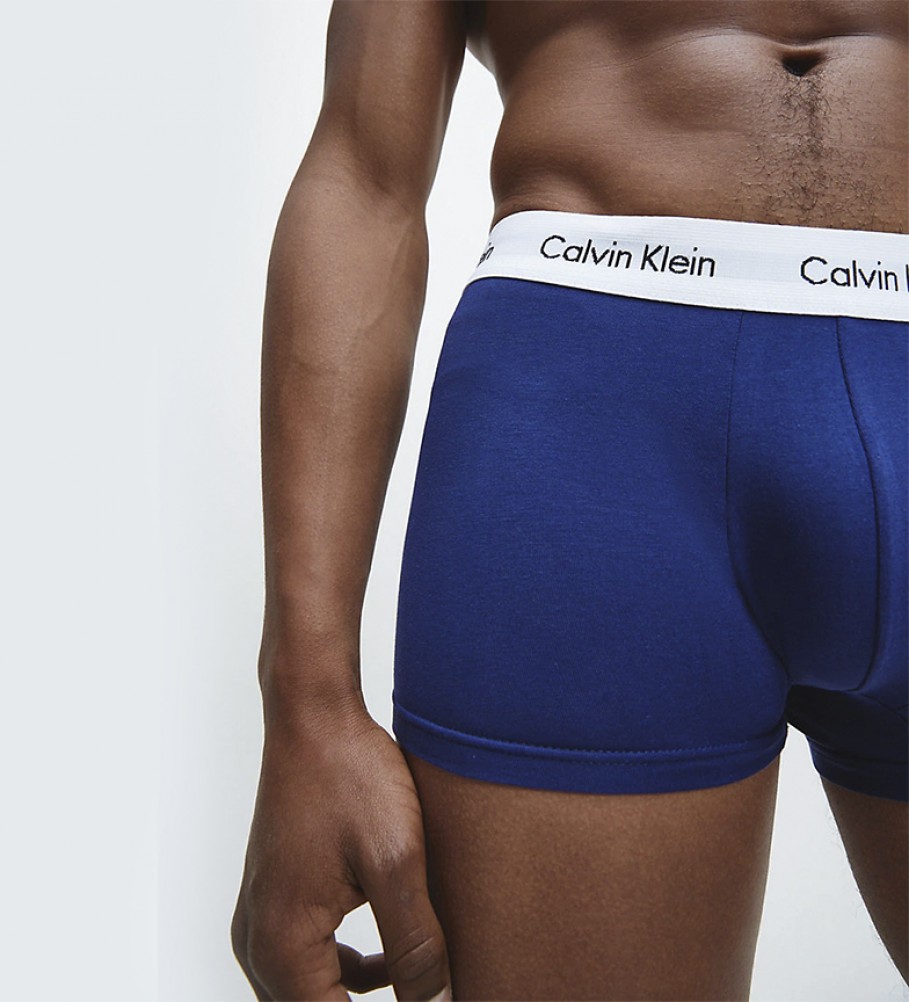 Conjunto com 3 cuecas boxer Calvin Klein de cintura baixa em algodão elástico, nas cores azul, branca e vermelha.
