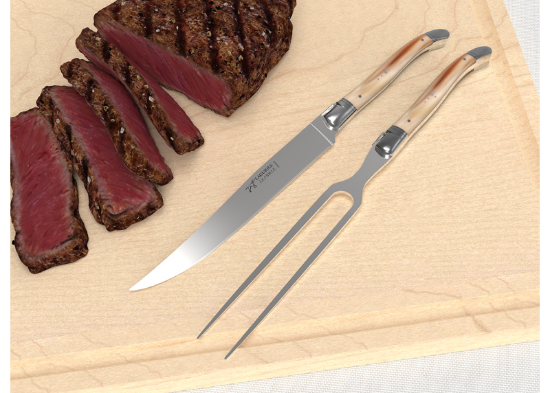 Service à viande Laguiole avec un manche en pointe de corne blonde et mitres en acier inoxydable