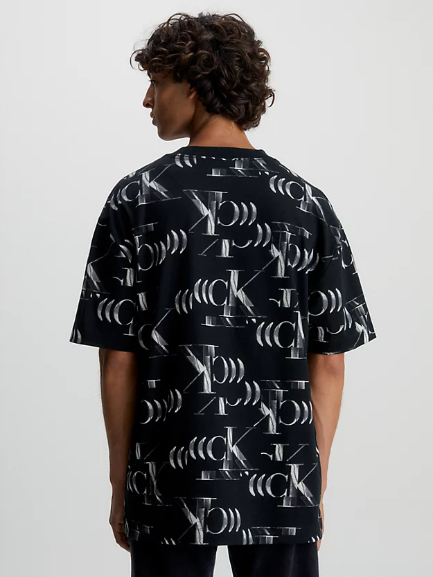 Camiseta de modelagem relaxada com logo estampado por toda a peça.