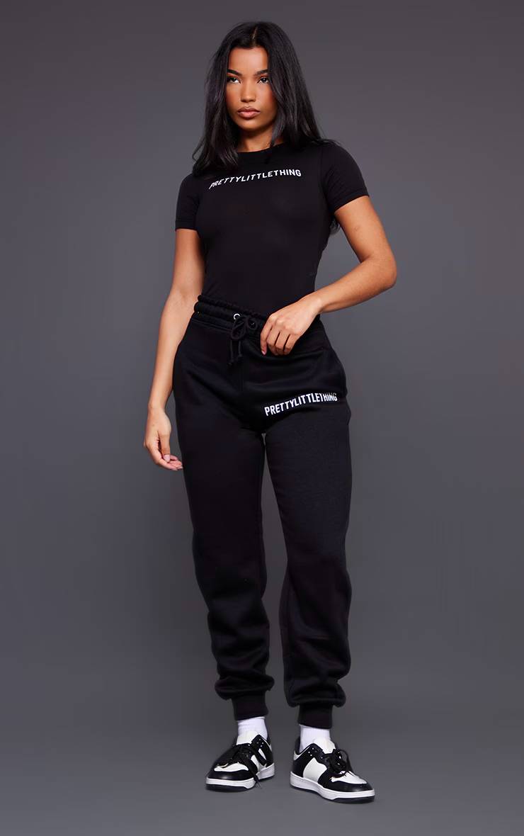 Noir Body À Manches Courtes Avec Logo Prettylittlething