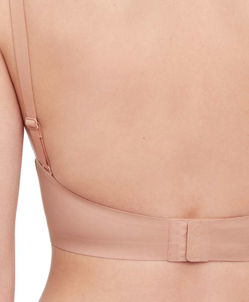 Sutiã top triangular invisível com corte a laser e decote nas costas.