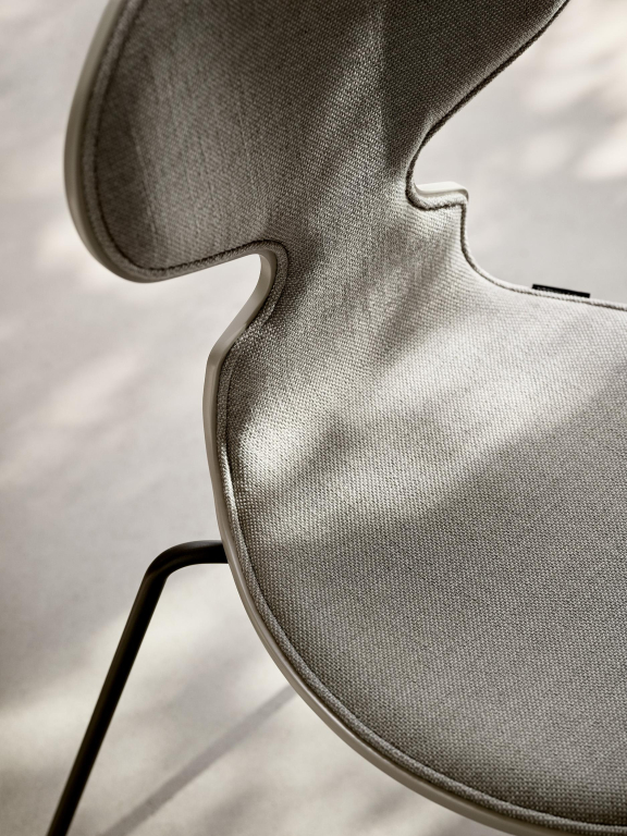 Fritz Hansen Ant 3-poot stoel bronze onderstel Sunniva 153