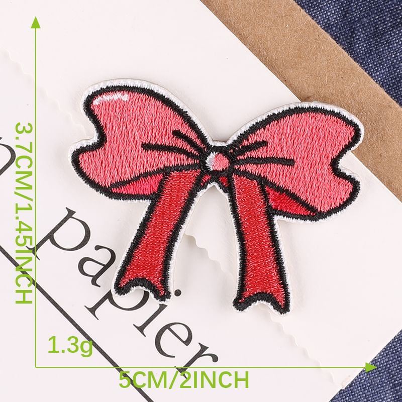 Embroidery Kingdom - Geborduurde applicatiepatch met strik (verschillende ontwerpen)
