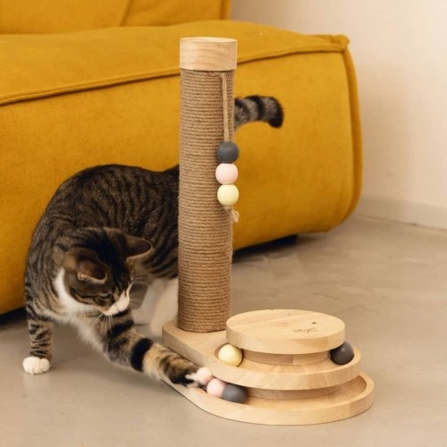 Arranhador interativo marrom para gatos, projetado pela Lotte Inez.