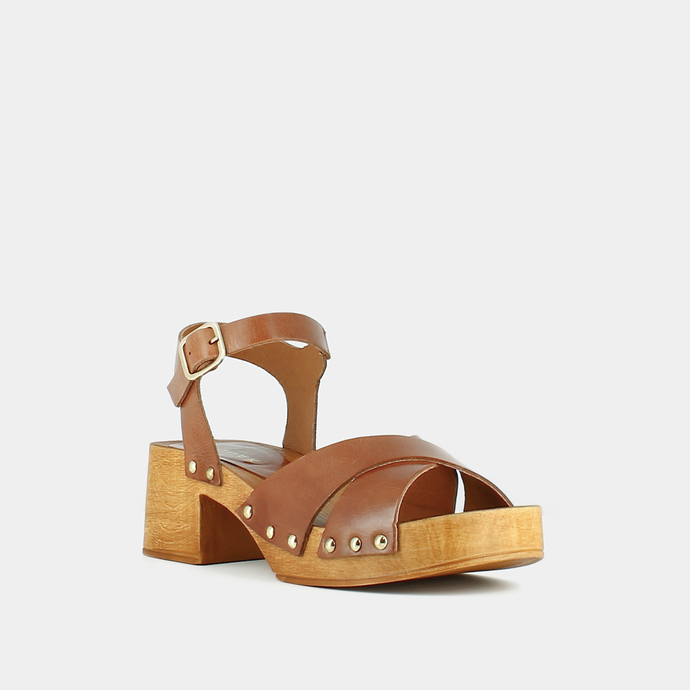 Sandales à clous et brides croisées  en cuir cognac