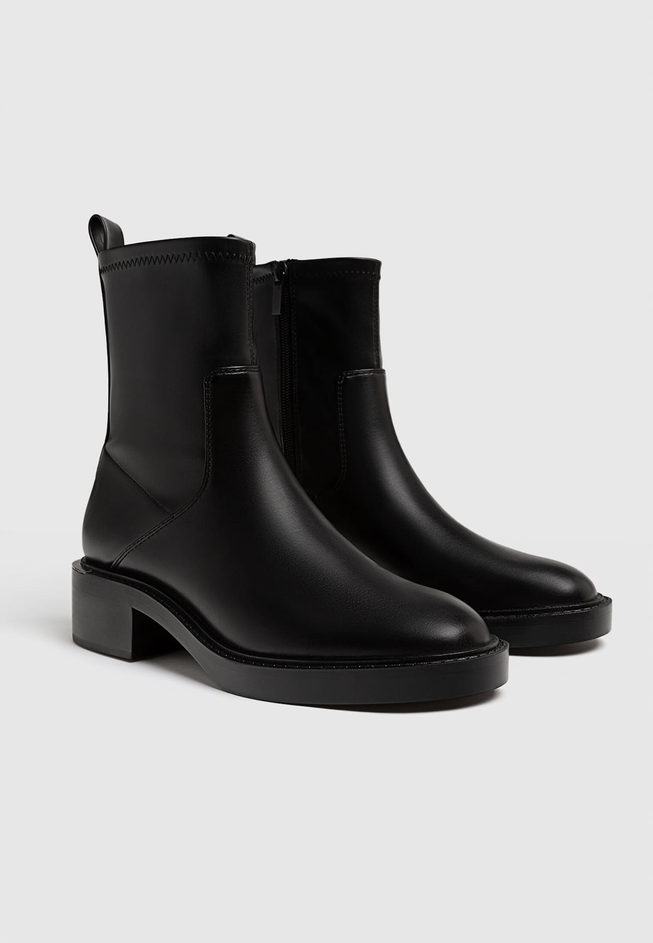 Botas pretas de cano curto sem salto