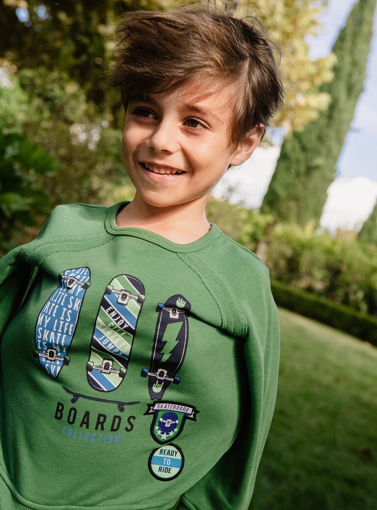 Sweat vert à thème skateboards
