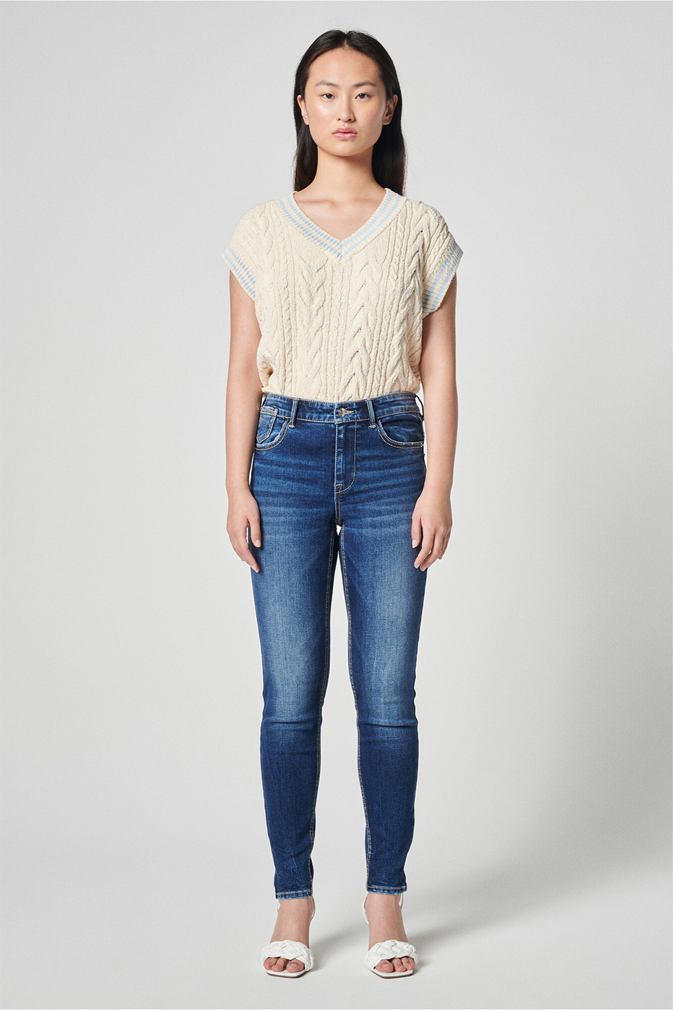 Calça jeans skinny push-up de cintura alta