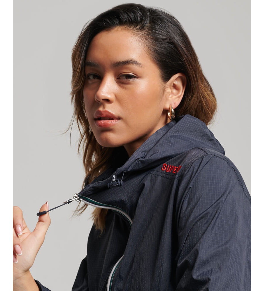 Jaqueta Superdry Code Standard Lightweight Logo na cor azul marinho