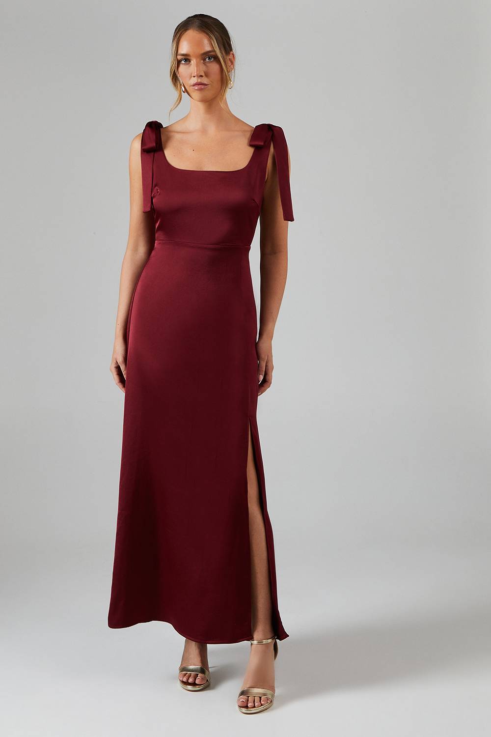 Oasis Robe De Demoiselle D'honneur Mi-longue En Satin Bordeaux Avec Nœuds Aux Épaules