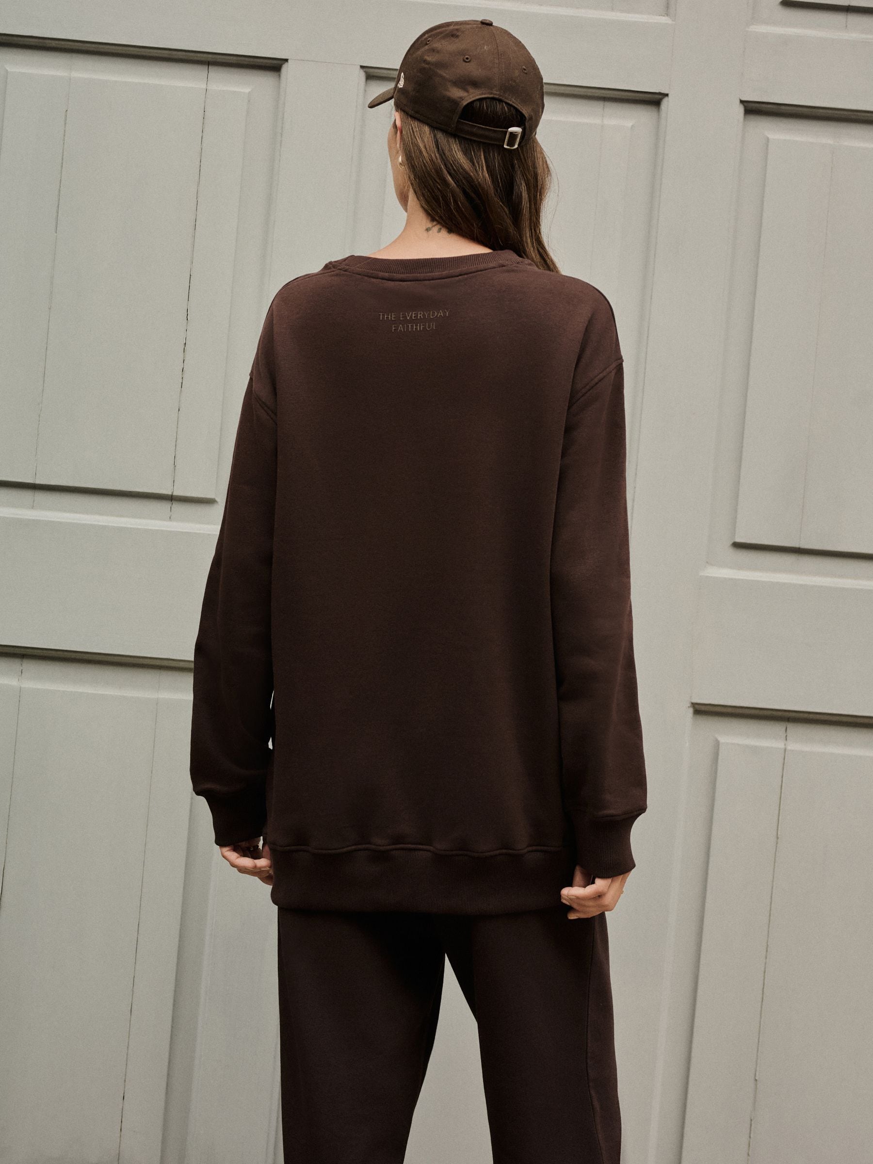Chocoladebruin - Essentials sweatshirt met relaxte pasvorm, lange snit en zakken