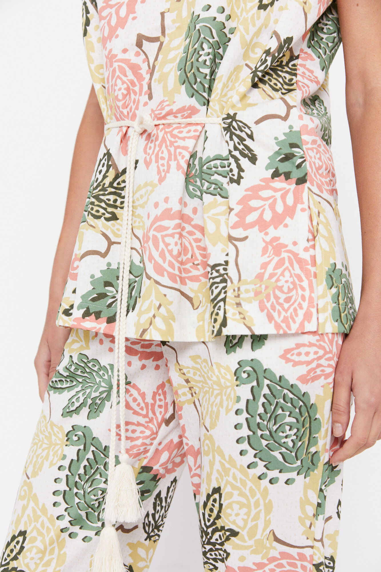 Blusa com cordão ajustável - Estampa branca