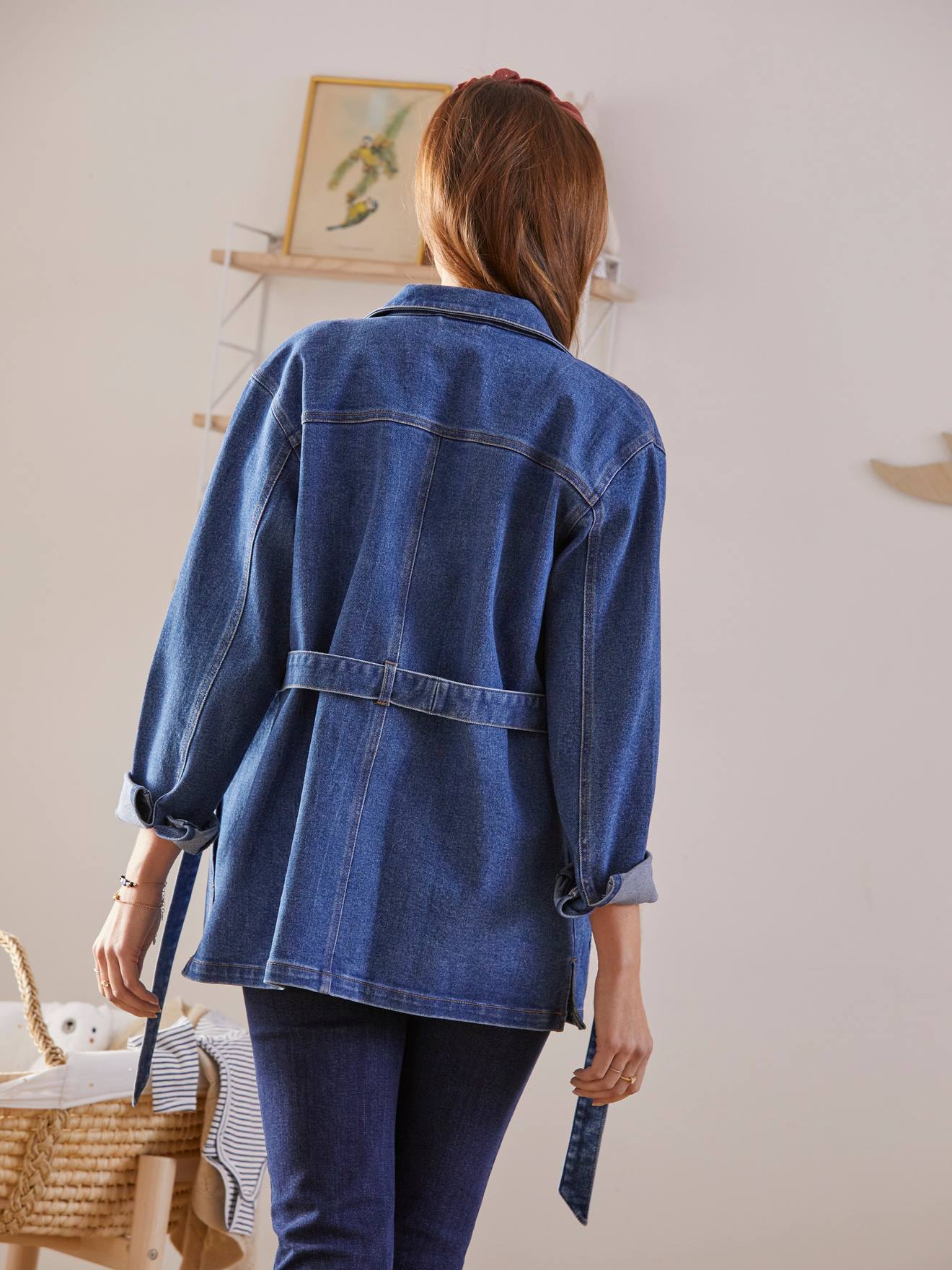 Jaqueta jeans lisa azul-escura, adequada para gestantes e para o período pós-parto.