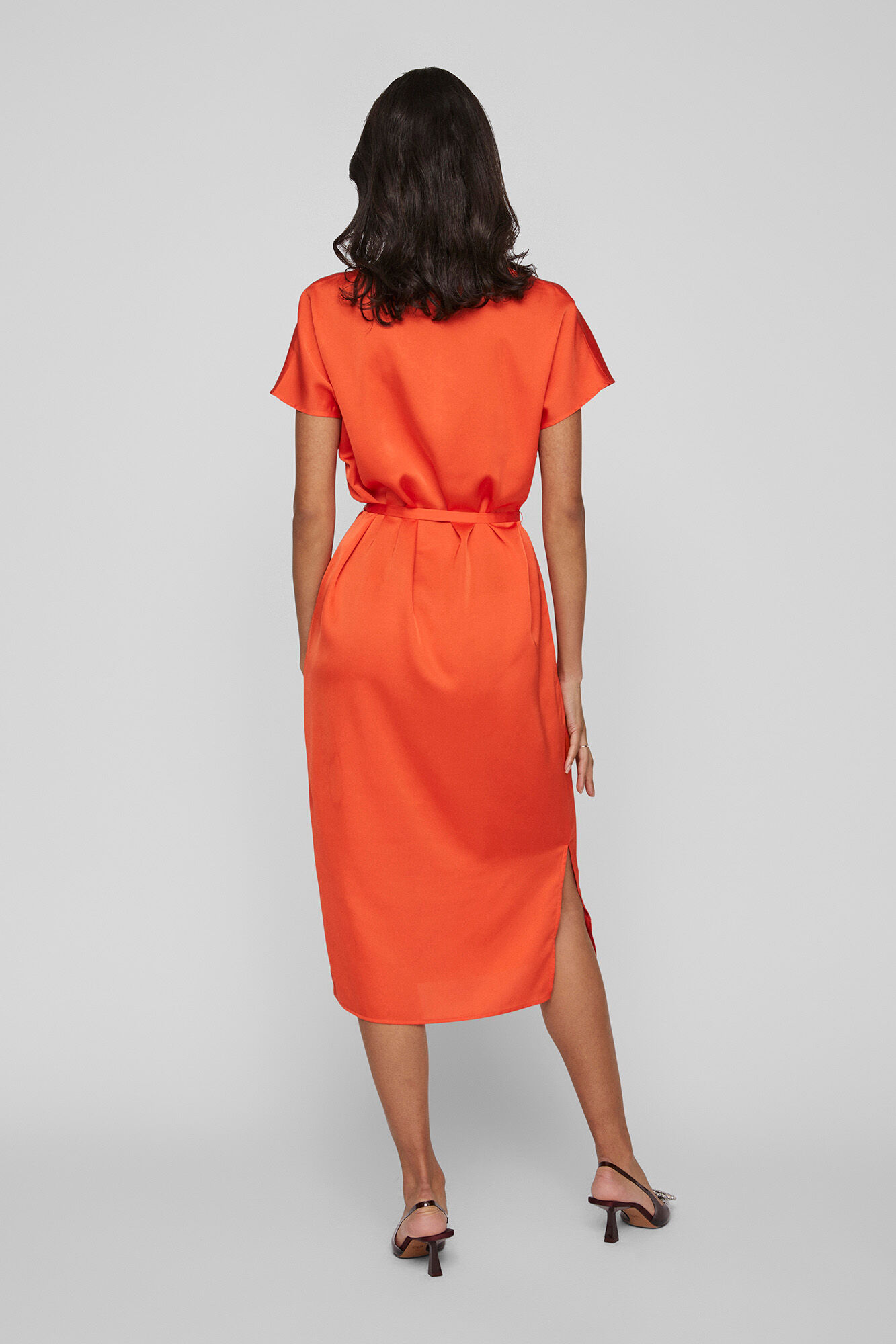 Vestido midi de cetim com mangas curtas