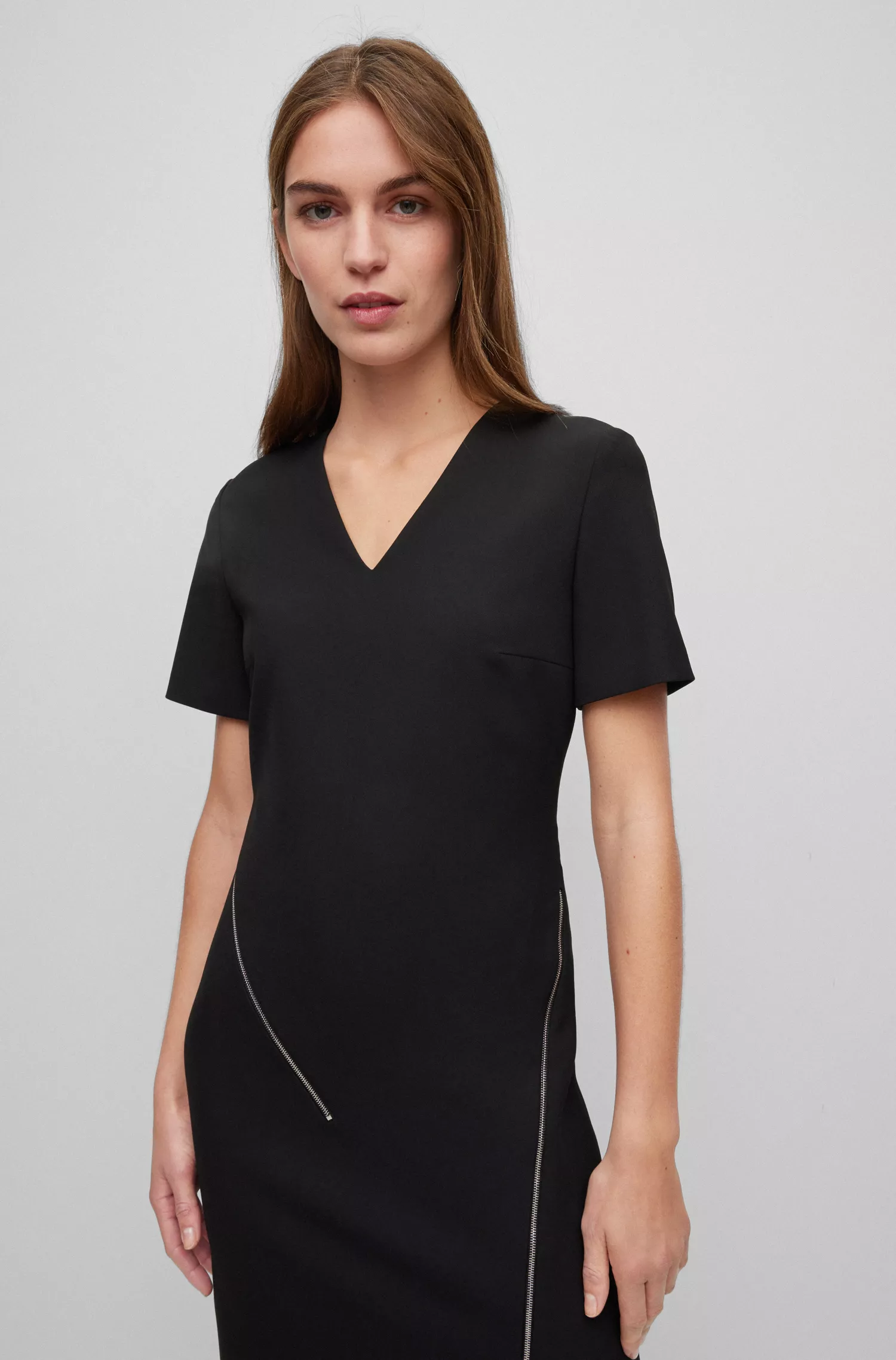 Vestido preto BOSS com decote em V e detalhes em zíper.