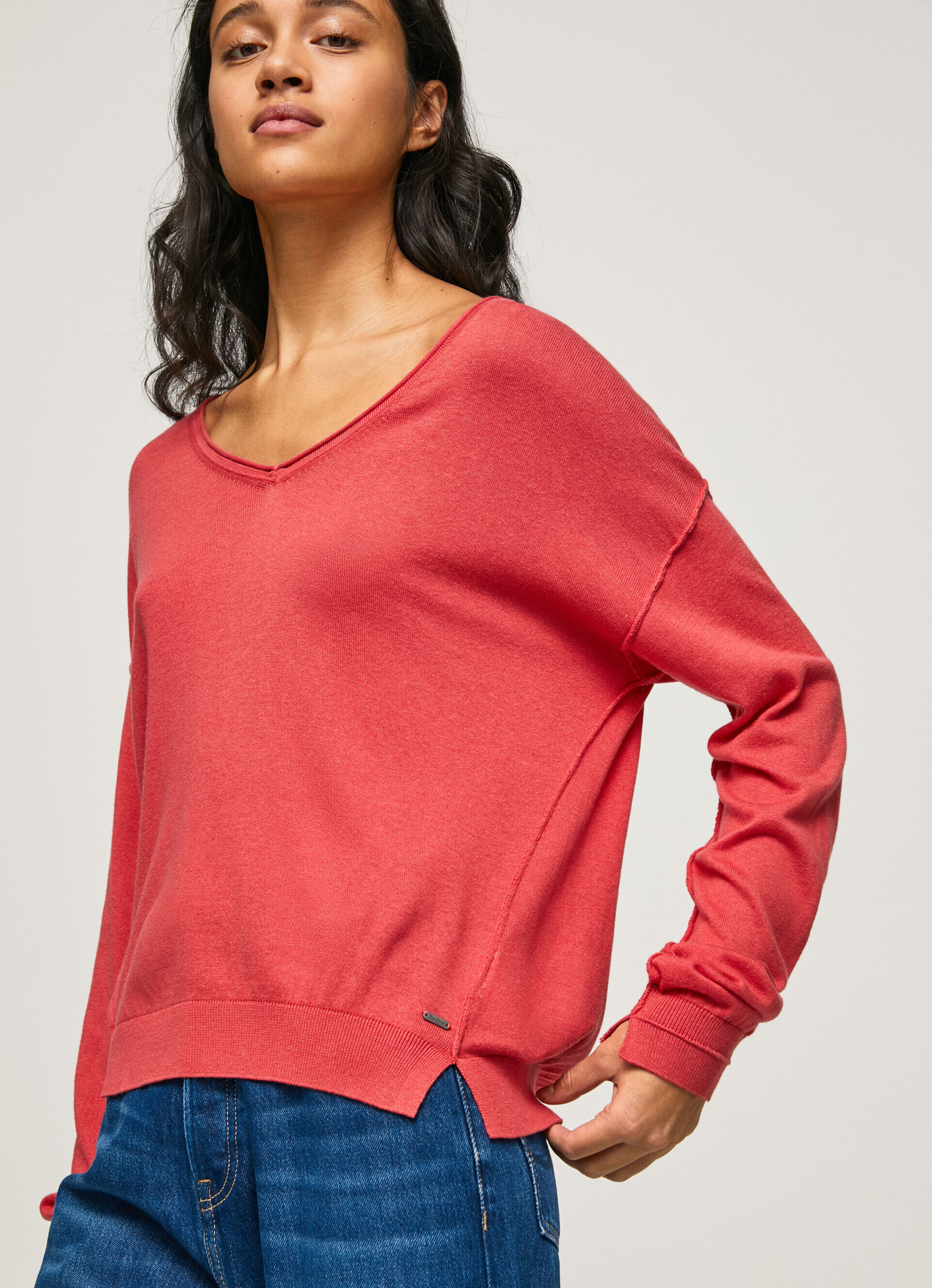 CAMISETA DE MALHA COM DECOTE EM V RELAXADO - vermelho estúdio