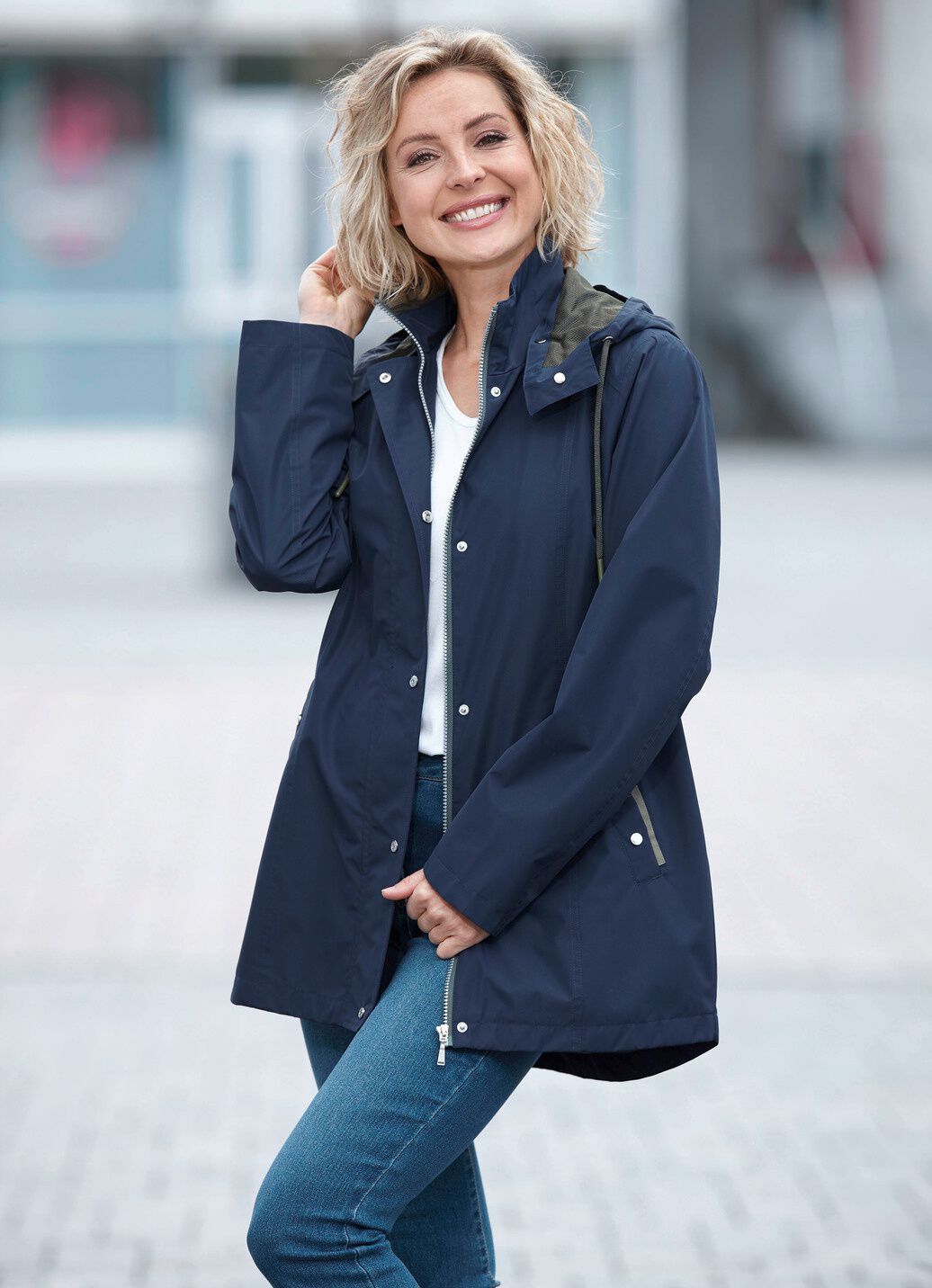 Funktionsjacke mit kleinem Regenschild an der abnehmbaren Kapuze