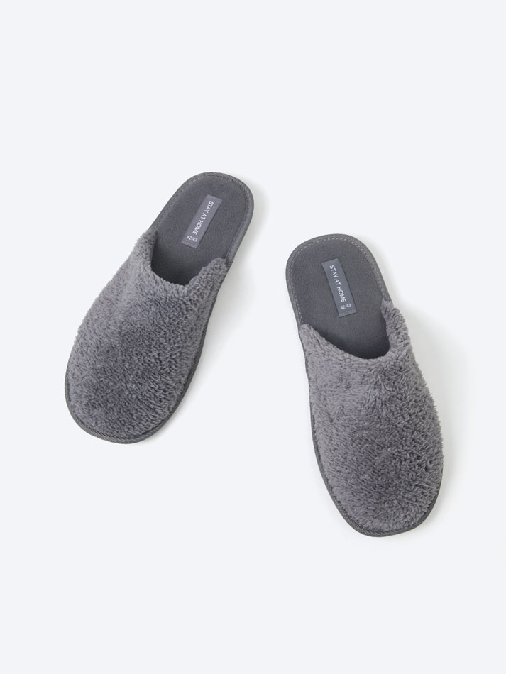 Pantufa felpuda - Cinza